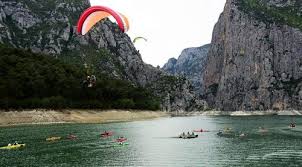 Samsun ili vezirköprü i̇lçesinde bulunan altınkaya barajı üzerindeki şahinkaya kanyonu görülmeye değer doğal güzelliklerden birisi gerçekten. Sahinkaya Kanyonu Muhtesem Bir Manzara Samsun