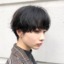黒髪ショートヘアって大人っぽくてステキですよね 今回は 2019年春シーズンにぴったりな髪型をいくつかまとめてみました ぜひ自分好みのヘアスタイルを見つけてみてはいかがですか 黒髪 ショート パーマ ショート パーマ 黒髪 ショートヘア