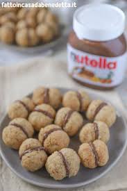 Leggenda narra infatti che in una bella giornata del 1852 da questo deriverebbe il romantico nome del biscotto piemontese. Bacetti Di Dama Alla Nocciola Con Nutella Idee Alimentari Pasti Italiani Ricette