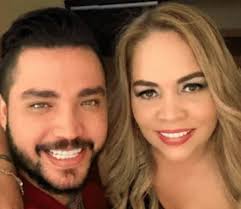 Días atrás salió a la luz una noticia acerca del divorcio de jessi uribe y su esposa sandra barrios, con quien lleva más de 12 años casados.aunque al inicio fueron rumores y no había un pronunciamiento oficial por parte del cantante, su pareja decidió hablar al respecto y desvelar la verdad de la situación. Video Sandra Barrios Narro Como Se Entero Que Jessi Uribe Le Era Infiel Lo Conto Todo Hsb Noticias