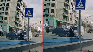 Malatya’da panik dolu anlar! Otomobille kamyonet çarpıştı: Yayalar savrulan araçlardan böyle kurtuldu! — Sabah