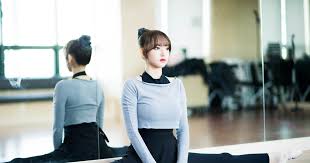 Wjsn Cheng Xiao Showcases Her Flexibility New Hair Color New Hair Colors Cheng Xiao New Hair