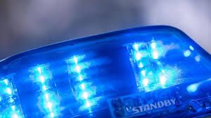 Reisebus fährt in leitplanke und kippt um. Rhobzzxt0zrqnm
