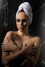 Mädchen Mit Handtuch Auf Dem Kopf In Der Dusche Lizenzfreie Fotos, Bilder  Und Stock Fotografie. Image 82070047.