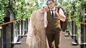 Bekas suami erra fazira, engku imran hari ini telah pun selamat diijabkabulkan dengan pelakon indonesia, laudya cynthia bella dalam sebuah majlis tertutup di sebuah hotel di ibu negara. Laudya Cynthia Bella Takut Pelakor Terbongkar Sikap Engku Emran Yang Bisa Jadi Ancaman Banjarmasin Post