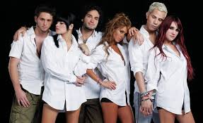 Comparação entre a cena em que a rebelde e a patricinha se conhecem Rbd Anuncia Live Ser O Parecer Para 26 De Dezembro Sem Alfonso Herrera E Dulce Maria Musica G1