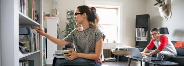 Besonders in wohnungen, die an stark befahrenen straßen liegen, sammelt sich schnell allerhand staub von ruß und reifenabrieb. Die Hilfreichsten Tipps Um Staub Und Schmutz Zu Entfernen Karcher