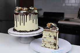 Worker washed his hands and put on gloves before he served us. Chocolate Chip Cannoli Cake Chelsweets
