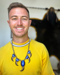 We've got a gorgeous Elaine Sam needlepoint cuff! This thing is immaculate!  💙💙💙❤️❤️❤️ 6 1/2" wrist (5 1/2" plus 1" opening) 2 1/2" across by 3/4”  tall $450 💙💙💙❤️❤️❤️ #WildlyNative #Turquoise #TurquoiseJewelry #