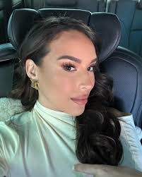 Krystal Robertson's Instagram, Twitter & Facebook