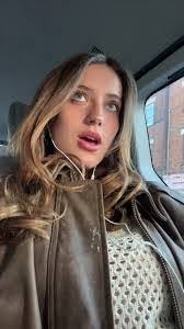 Leanne Petit's Instagram, Twitter & Facebook