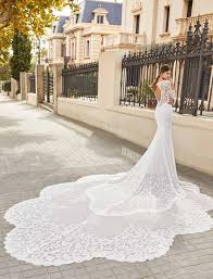 Abiti da sposa creati dalla designer rosa clará perfetti per sfoggiare ricercata eleganza, sensualità e rosa clarà, ispirandosi all'architettura, propone abiti da sposa di alta moda che vanno dallo stile. Abiti Sposa 2021 Tutte Le Novita Della Prossima Stagione