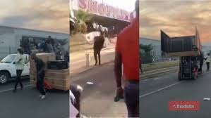 Several shops were looted and set alight in malvern in the johannesburg cbd area on 1 september 2019. Rbausfwcvyrpbm