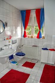 Experten verraten ihre geheimtipps für großzügigere badezimmer. Badezimmer Dekoration Rot