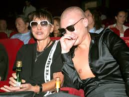 Молодой любовник Хакамады подарил ей кресло за 1,2 млн руб. - Экспресс  газета