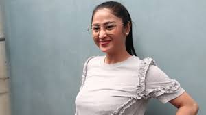 Dewi persik mengangguk tanpa menjawab. Unggah Foto Saat Umur 10 Tahun Penampilan Dewi Persik Dipertanyakan Kumparan Com