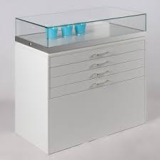 Werden mehrere schubladen gleichzeitig geöffnet, verschiebt sich der. Rechteckige Sockelvitrine Mit Abnehmbarer Glashaube Sockel Mit 4 Schubladen