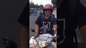 Cukup buka handphone dan koneksi internet, lalu anda bisa berselancar. Kurir Lazada Express Youtube