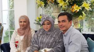 Diketahui, rina gunawan melakukan diet ketofastosis, dan berhasil menurunkan berat badannya sebanyak 17 kg dalam waktu 2 bulan. Semua Impian Rina Gunawan Sudah Terwujud Tinggal Lihat Anak Menikah