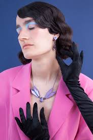 Eva Burton presenta su colección de joyería contemporánea Chromotopia