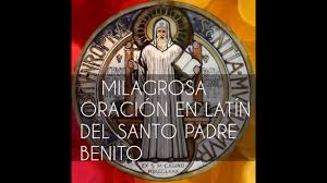 A san benito se le representa disipando con la señal de la cruz sus tentaciones y rompiendo con la misma señal el cáliz que contenía una bebida oración para pedir la protección de san benito. La Oracion Mas Poderosa A San Benito Al Latin Con Traduccion Al Espanol Youtube