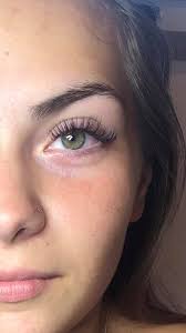 Še ena lepotička z tehniko uvihovanja naravnih trepalnic