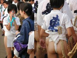 全裸で取り組む女相撲