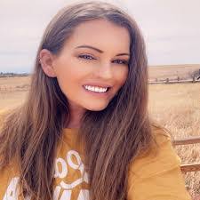 Amanda Arnold's Instagram, Twitter & Facebook