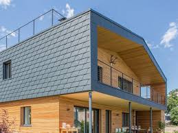 Dieses Moderne Einfamilienhaus Besticht Mit Der Eindrucksvollen Kombination Aus Prefa Wandschindeln Moderne Einfamilienhauser Hausverkleidung Haus Ideen Aussen