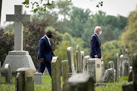 Uniformed Man Seen Kneeling At Beau Biden S Grave During Inauguration Wfla