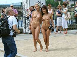 Hermosas hembras desnudas en lugares públicos 