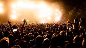 Multidão em festival de música