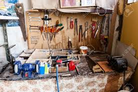 Lifts and lofts, ramps and railings, display racks and storage bays of all kinds. Old Vintage Tools Auf Einem Holzernen Zwischenablage Hobby Zeit In Der Garage Hangen Lizenzfreie Fotos Bilder Und Stock Fotografie Image 66656856