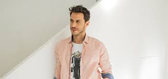 Que vous recherchiez une chemise pour homme oxford à porter avec un costume ou une chemise plus décontractée à associer à un pantalon chino ou à un jean skinny, vous. Mode Homme Comment Porter La Chemise Ouverte