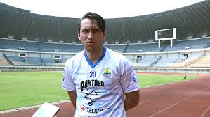 Inilah pembuktian ezra walian sebagai striker tajam kelas eropa garuda legend team official : Impatient In Showing His Ability Ezra Has A Personal Mission At The Menpora Cup Bandungfootball Com Sportsbeezer