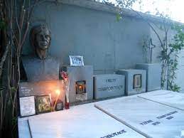 Ο πατέρας του κώστας καταγόταν από μεγαλοαστική οικογένεια καπνέμπορων του πόντου και είχε τη. Efyge San Shmera O Paylos Sidhropoylos O Prigkipas Toy Ellhnikoy Rok Patrisnews Efhmerida Patris Hleias