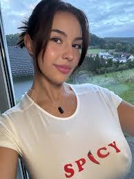 Andrea Pedroso's Instagram, Twitter & Facebook