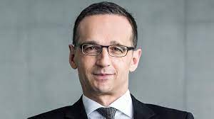 During the meeting, which was held in the open air, the two ministers noted how good it was to have a drink together after months of coronavirus restrictions. Heiko Maas