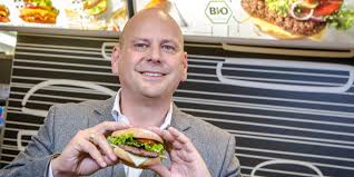 It's basically the hamburger with a magical slice of american cheese that improves the flavor tenfold. Der Erste Mcdonald S Burger Mit 100 Prozent Bio Rindfleisch