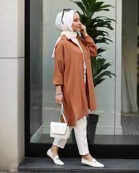 Chaussures Personnes Contient Personne Peuttre Limage Debout Plus Une Ou Etl Image Contient Pe Fashion Muslim Outfits Summer Hooded Sweatshirt Dress