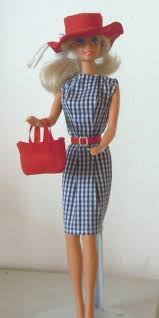 Aber leider findet man in den unendlichen weiten des internets nicht immer sofort, was man sucht, deshalb habe ich hier ein paar links gesetzt. Barbie Schnittmuster Etuikleid Mit Hut Und Tasche Barbie Kleider Puppenkleidung Puppen Schnittmuster