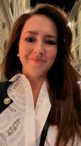 At night take a walk towards Piazza Santa Trinita! Beautiful store fronts  and live @music are guaranteed 😍 #anainflorence #florence #florenceitaly  #florencebynight