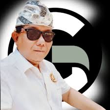 What are the recommendations of hotels in Padang Bai close to port with  breakfast, pool, aircon, wifi, fridge for a 1 night stay before catching  EKA JAYA ferry to Gilli T?