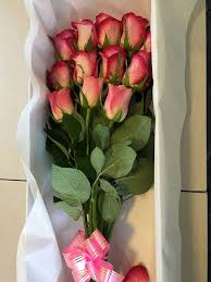 A Stunning Arrangement Of Twelve Pink Roses In A Box This Traditional And Elegant Box Arrangements Send T Rose Delivery Flower Delivery Anniversary Flowers