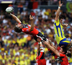 Toulon S Juan Martin Fernandez Lobbe Stretches For The Ball Rugby Jaune Et Bleu