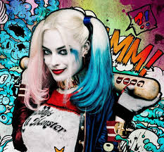 Después de protagonizar aves de presa y la fantabulosa emancipación de una harley quinn (2020), llega a este film justo para iniciar una relación algo tóxica (y muy cómica) con bloodsport. Escuadron Suicida Harley Quinn Ecc Comics