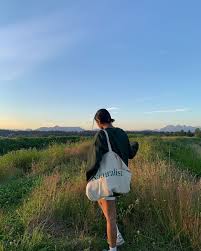 Aesthetic 712 photos · curated by dina yassin. 100 No Face Pictures To Try Now Summer Aesthetic Photo Summer Girls
