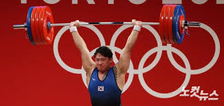 침대의 프레임이 찢어져 자칫 아래로 무너질 듯한 모습이다. Acfd2ntfe1ilcm