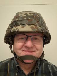 Liebe Ehemalige, gestern am 06.09.25 ist OStFw Paul Debus verstorben. Nach  meiner Kenntnis war er viele Jahre Spieß in der 2./55. Mein Vater, OStFw  Hermann Hoffmann