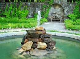 Teichbrunnen Und Wasserfalle 38 Ideen Fur Den Garten Wasserspiel Garten Brunnen Garten